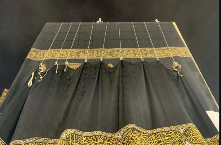 الكعبة المشرّفة تكتسي بكسوتها الجديدة بوزن 1415 كيلوجرامًا لعام 1447هـ