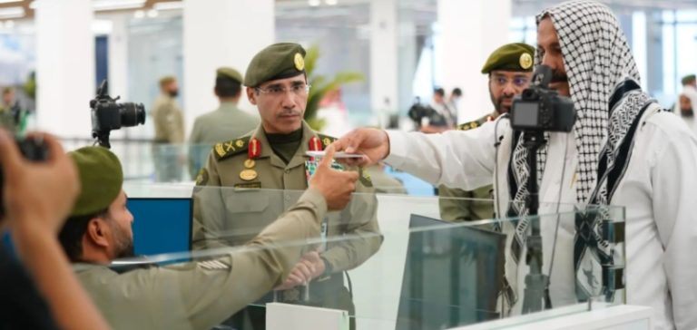 اللواء المربع يراجع الخدمات المقدمة لضيوف الرحمن في منفذ جديدة عرعر