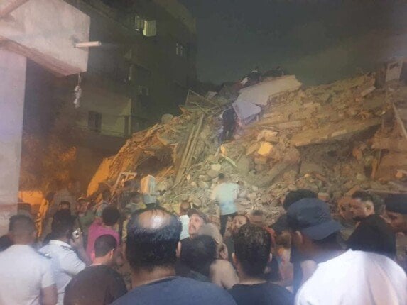 انتشال جثمان ضحية جديدة من عقار السيدة زينب المنهار
جثمان إحدى ضحايا عقار السيدة زينب المنهار يُنتشل
ضحايا عقار السيدة زينب المنهار: انتشال الجثمان
الأجهزة المختصة تنتشل جثمان إحدى ضحايا عقار السيدة زينب المنهار