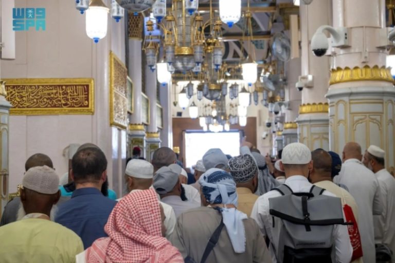انسيابية حركة الزوار تبرز تكامل التنظيم في المسجد النبوي
تنظيم مثالي لحركة الزوار في باب السلام بالمسجد النبوي
جهود ميدانية واضحة تضمن انسيابية الزوار في المسجد النبوي
تجربة فريدة لزوار المسجد النبوي تكشف عن تنظيم مثالي
حركة الزوار بسلاسة في باب السلام تؤكد نجاح الجهود التنظيمية