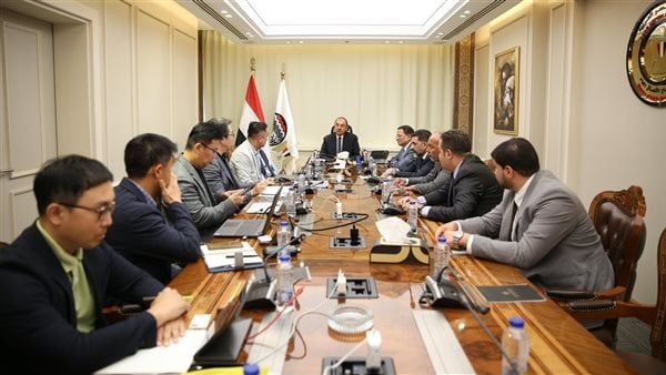 بحث وزير قطاع الأعمال عن فرص التعاون في قطاع الغزل والنسيج