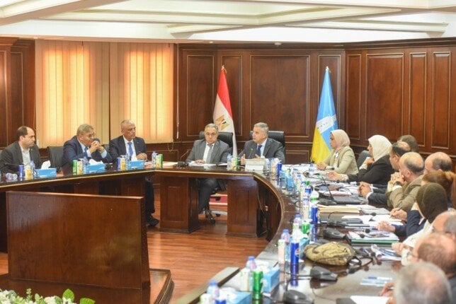 برلماني يدعو لتوسيع تجربة الإسكندرية في تحسين رصف الطرق
