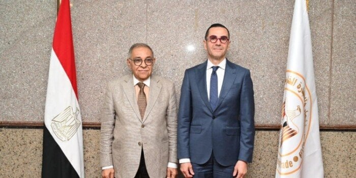 تجديد شهادة المواصفة القياسية الدولية لنظام إدارة المؤسسات التدريبية بيد وزير الاستثمار