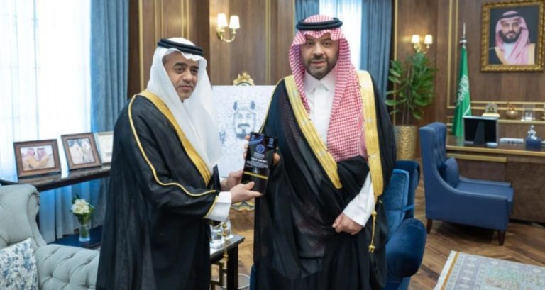 تسلم أمير الحدود الشمالية التقرير السنوي لأداء مطارات المنطقة لعام 2024