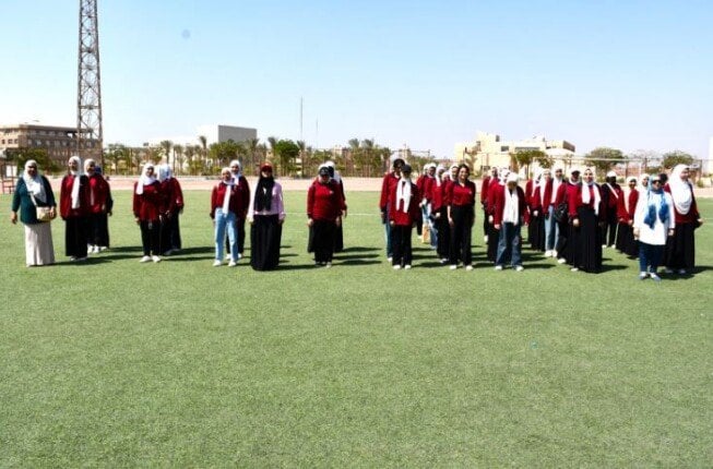 تسليم 600 تيشيرت من إنتاج طالبات «اقتصاد منزلي» في جامعة حلوان