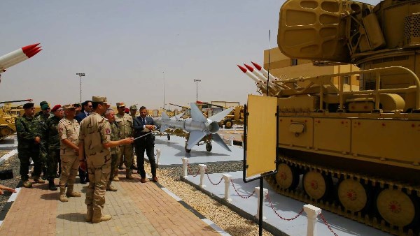 تشكيل الدفاع الجوي يستعرض إنجازاته في زيارة للملحقين العسكريين