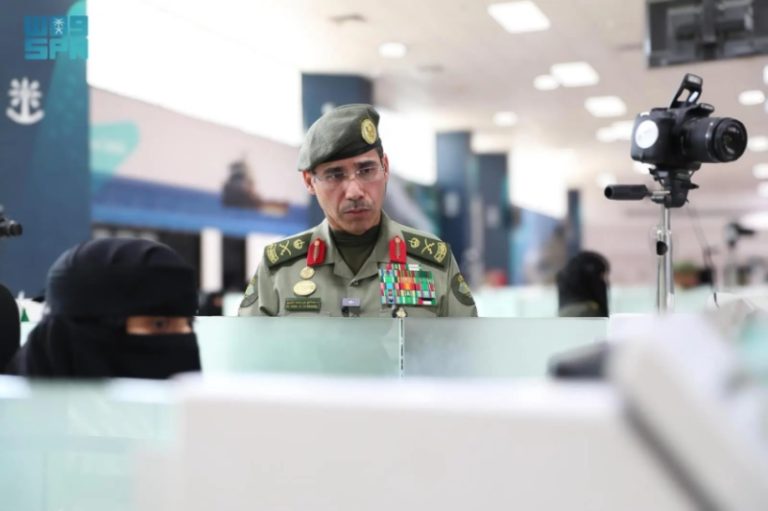 تفقد مدير عام الجوازات المكلف سير العمل في صالات الجوازات بميناء جدة الإسلامي