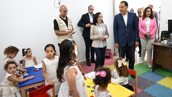 تفقد مركز تنمية الأسرة والطفل بزاوية صقر مدبولي يستمع لمشكلات الأطفال بالبحيرة
استمع مدبولي لحوار مع الأطفال خلال زيارته لمركز تنمية الأسرة والطفل بزاوية صقر
جولة ميدانية لمركز الطفل مدبولي يزور زاوية صقر بالبحيرة