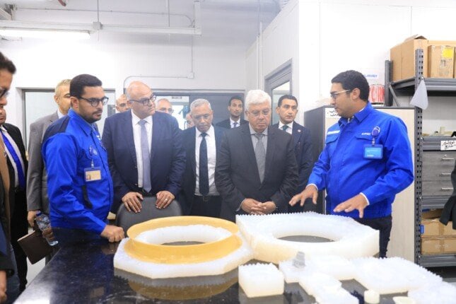 تفقد وزير التعليم العالي مركز العربي للبحوث والتطوير ببنها وأشاد بالتعاون الأكاديمي الصناعي