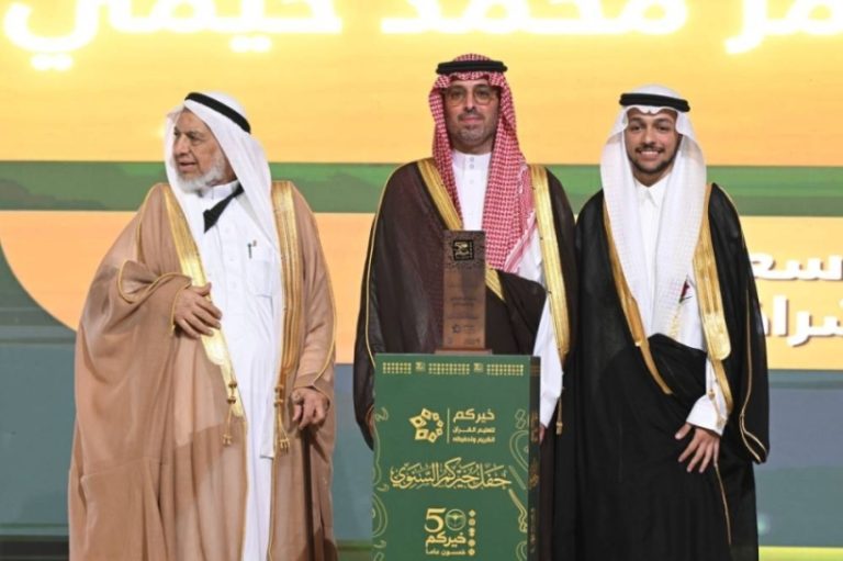 تكريم الطالب خيمي من قبل محافظ جدة بعد فوزه بلقبين في حفظ القرآن الكريم