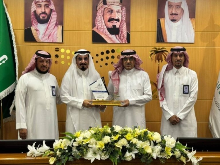 تكريم مديري مكاتب التعليم في الطائف من قبل المدير العام