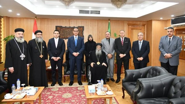 تهنئة الأعياد من مطرانية الفيوم لقيادات المحافظة
عيد الأضحى في الفيوم: تهنئة من الأنبا أبرآم ووفد من الإيبارشية
مطرانية الفيوم تقدم التهاني بعيد الأضحى لقيادات المحافظة
