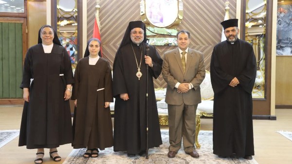 تهنئة مميزة من الأنبا عمانوئيل لمحافظ قنا بعيد الأضحى