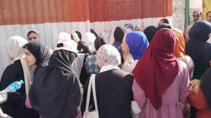 توافد الطلاب إلى اللجان لأداء امتحان اللغة الأجنبية الأولى