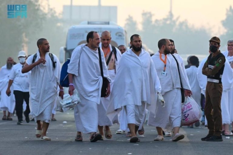 توافد ضيوف الرحمن إلى صعيد عرفات لأداء ركن الحج الأعظم