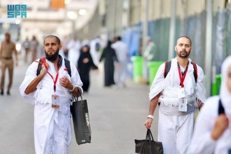 توجه حجاج بيت الله الحرام إلى مشعر منى استعداداً ليوم التروية
امتطاء حجاج بيت الله الحرام سُبلهم نحو مشعر منى لقضاء يوم التروية
تسارع حجاج بيت الله الحرام نحو مشعر منى لاستقبال يوم التروية
انطلاق حجاج بيت الله الحرام إلى مشعر منى بهدف قضاء يوم التروية
