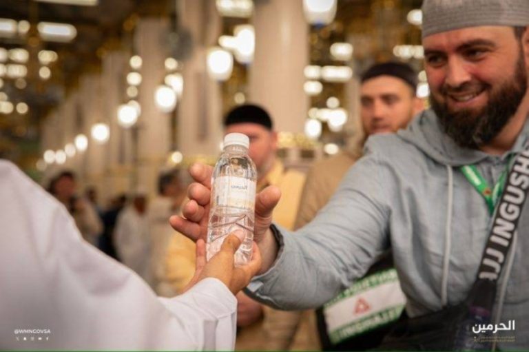 توزيع 218336 عبوة من مياه زمزم بالمسجد النبوي في 15 يومًا