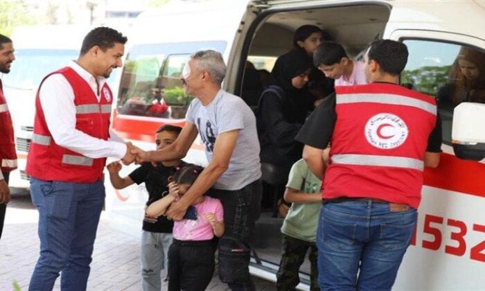 توزيع ملابس العيد للأطفال المحتاجين في فلسطين ومصر من قبل الهلال الأحمر المصري
