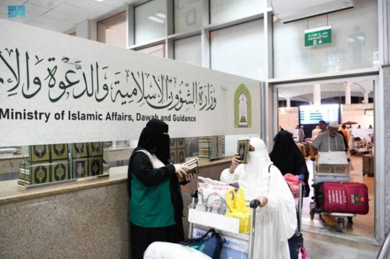 توزيع هدية خادم الحرمين لحجاج مطار جدة مستمر من “الشؤون الإسلامية”