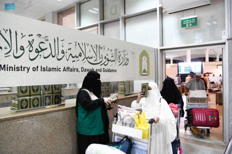 توزيع هدية خادم الحرمين لحجاج مطار جدة مستمر من “الشؤون الإسلامية”