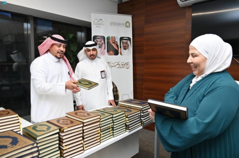 توزيع هدية خادم الحرمين مستمر عبر منفذ الحديثة من قبل الشؤون الإسلامية