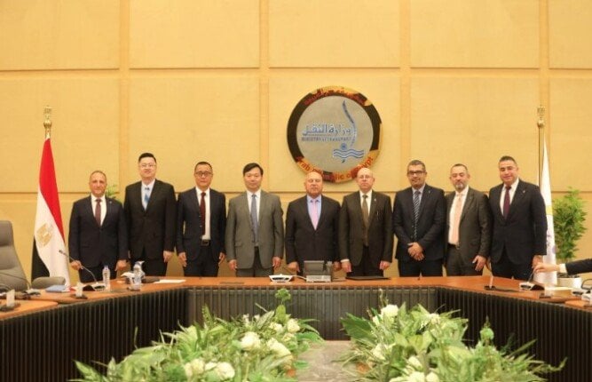 توقيع عقد لبناء سفينتين جديدتين بحضور وزير الصناعة
وزير الصناعة يشهد اتفاقًا لإنشاء سفينتين جديدتين
حضور وزير الصناعة في مراسم توقيع عقد لبناء سفينتين
عقد بناء سفينتين جديدتين بحضور وزير الصناعة