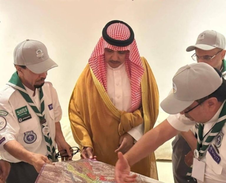 جهود الكشافة في خدمة ضيوف الرحمن تحظى بإشادة وزير الإعلام