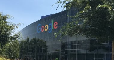 جوجل تبدأ تجربة تحويل نتائج البحث إلى بودكاست بالذكاء الاصطناعي