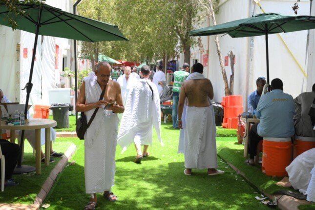 حجاج الجمعيات الأهلية يتجهون نحو مزدلفة مع غروب الشمس استعدادًا للنفرة من عرفات