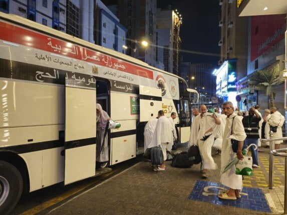 حجاج الجمعيات الأهلية يستأنفون أداء المناسك ورمي جمرة العقبة الكبرى