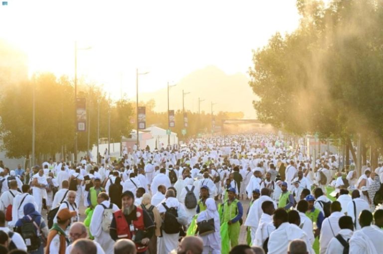 حجاج بيت الله يرحلون من عرفات إلى مزدلفة