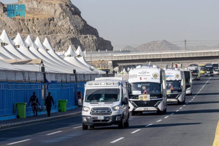 حجاج بيت الله يرسون في مشعر منى