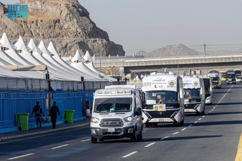 حجاج بيت الله يرسون في مشعر منى