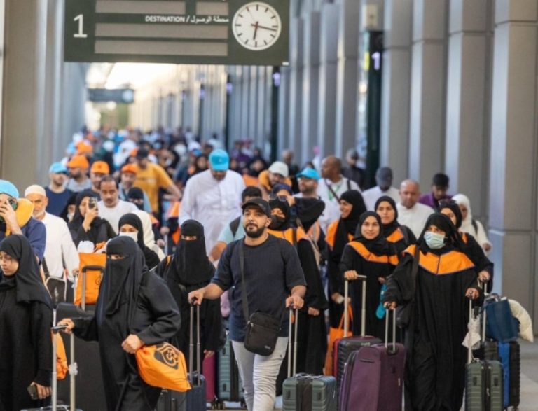 حجاج متعجلون يصلون إلى المدينة المنورة