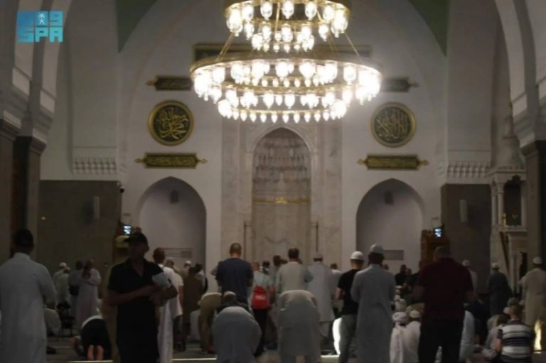حجاج من جنسيات متعددة يتوافدون على مسجد قباء
توافد الحجاج الأجانب إلى مسجد قباء
زيارة الحجاج المتنوعة لموقع مسجد قباء
الحجاج يتجمعون في مسجد قباء من شتى العالم