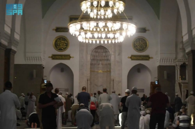 حجاج من جنسيات متعددة يتوافدون على مسجد قباء
توافد الحجاج الأجانب إلى مسجد قباء
زيارة الحجاج المتنوعة لموقع مسجد قباء
الحجاج يتجمعون في مسجد قباء من شتى العالم
