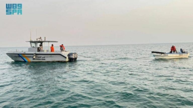 حرس الحدود في مكة المكرمة ينقذ مقيمًا مصريًا من الغرق في البحر