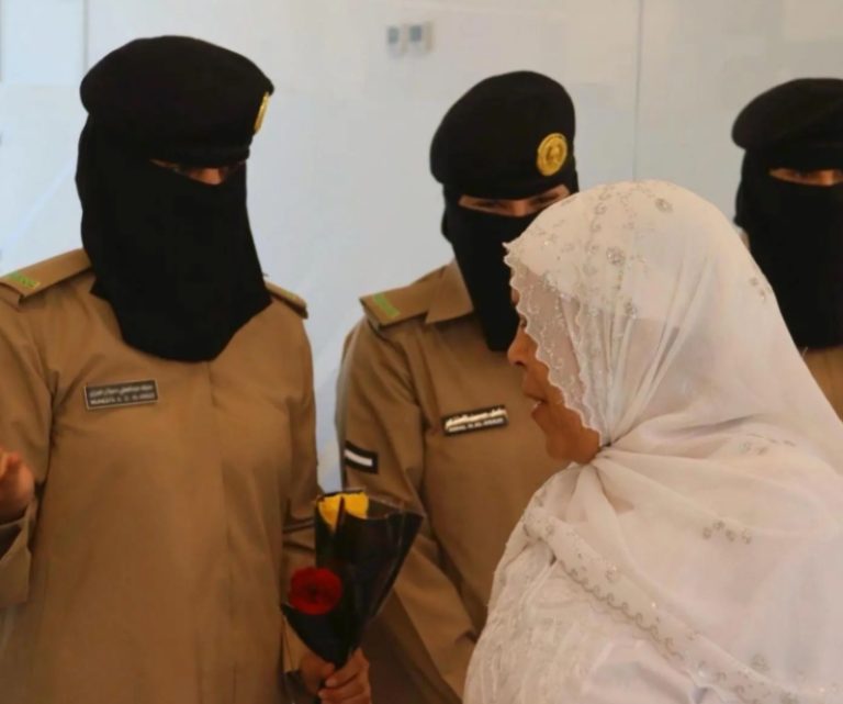 حرس الحدود يُيسر مغادرة ضيوف الرحمن عبر منفذ حالة عمار
تسهيلات جديدة لمغادرة ضيوف الرحمن عبر منفذ حالة عمار
مغادرة ضيوف الرحمن تسير بسلاسة عبر منفذ حالة عمار
منفذ حالة عمار يُسهّل مغادرة ضيوف الرحمن بفعالية