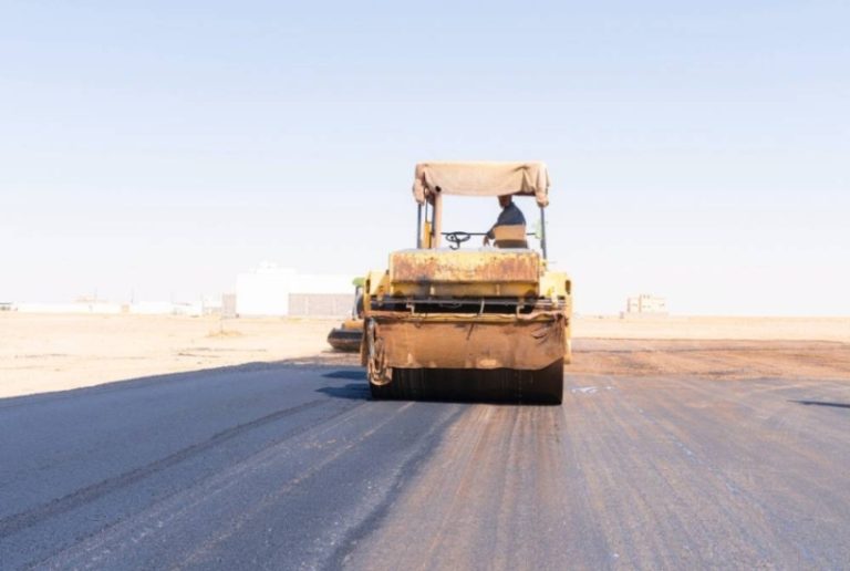 حفر الباطن تُواصل تحسين شبكات الطرق من خلال أعمال السفلتة