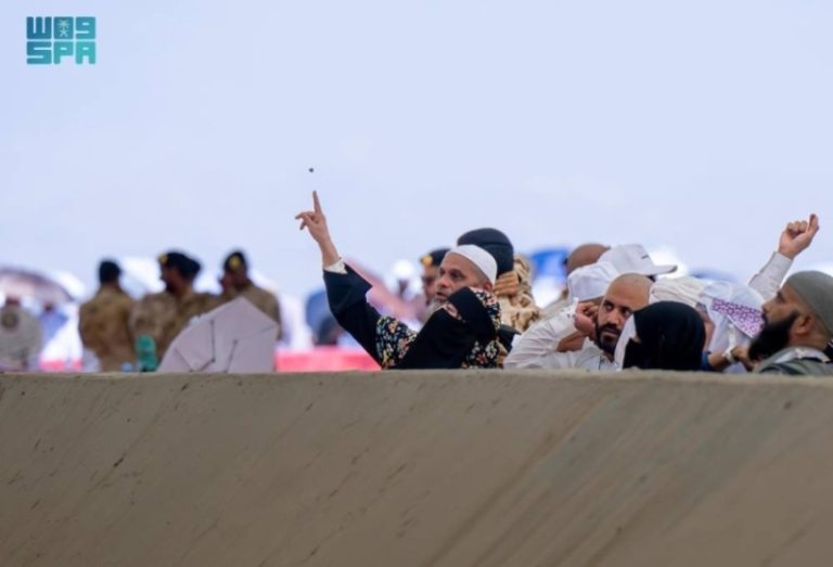حُجّاج بيت الله الحرام يرشقون الجمرات الثلاث في ثاني أيام التشريق