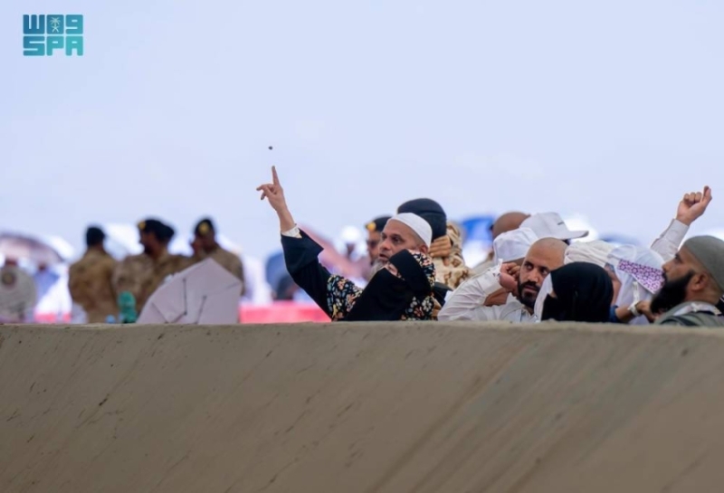 حُجّاج بيت الله الحرام يرشقون الجمرات الثلاث في ثاني أيام التشريق