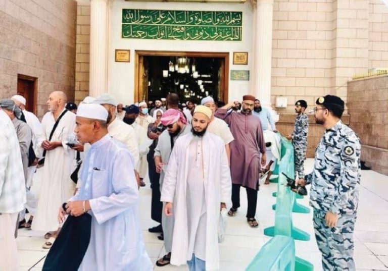 خدمات الجوازات تسهل مغادرة حجاج إيران عبر منفذ جديدة عرعر
