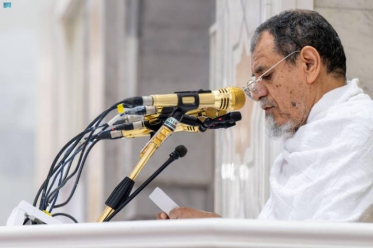 خطيب عرفة يؤكد التزام الحجاج بأنظمة الحج يحقق مقاصد الشريعة
