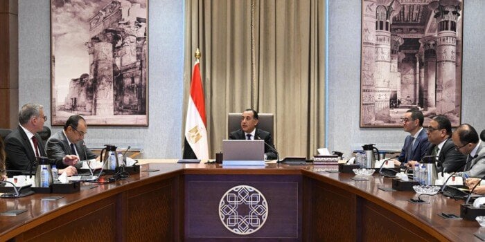 رئيس الوزراء يراقب تطورات برنامج الطروحات الحكومية في قطاعي البترول والأعمال العام