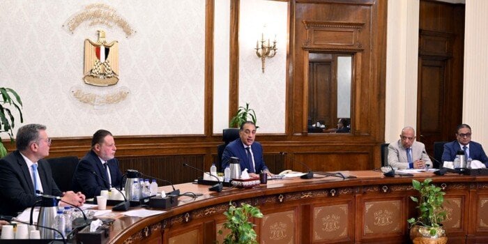 رئيس الوزراء يراقب خطوات تأمين المخزون البترولي والغازي