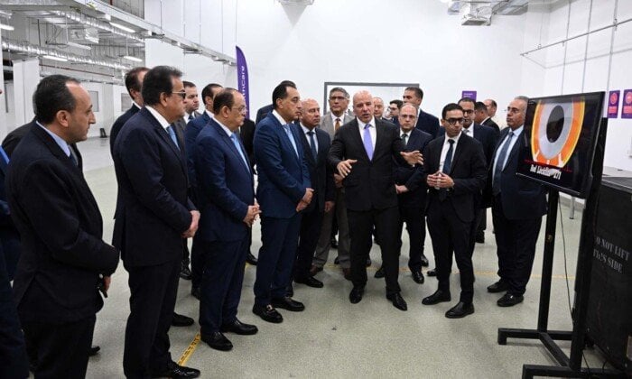رئيس الوزراء يزور أول مصنع مصري لإنتاج أجهزة السونار والرنين المغناطيسي