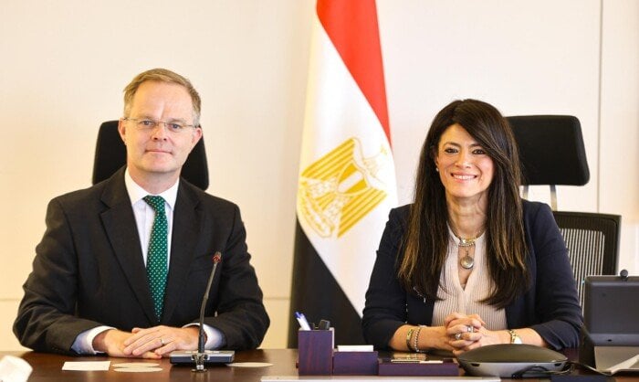 رانيا المشاط تبحث تعزيز العلاقات الاقتصادية مع سفير المملكة المتحدة في مصر
بحثت رانيا المشاط مع سفير المملكة المتحدة في مصر تعزيز التعاون الاقتصادي والاستثماري
أجرت رانيا المشاط محادثات مع سفير المملكة المتحدة حول العلاقات الاقتصادية والاستثمارية