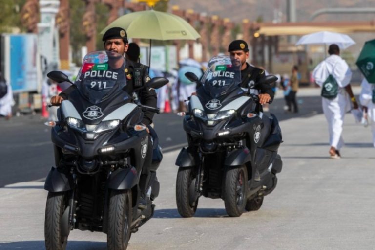 رجال الأمن ينظمون الحشود بعرفات