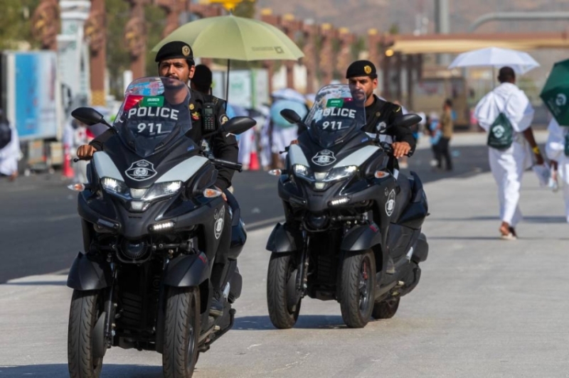 رجال الأمن ينظمون الحشود بعرفات
