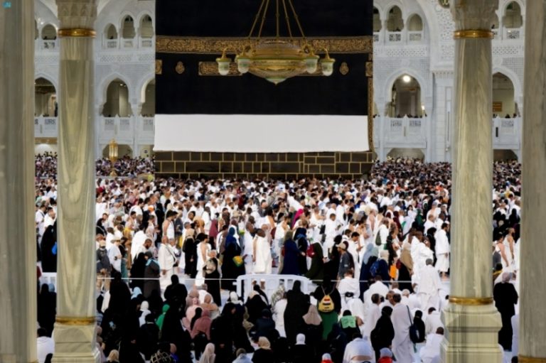 رحلة العمر تبدأ بالدعاء والدموع